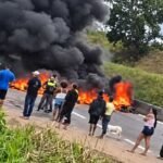 Moradores se revoltam com lama e buracos e fecham Rodovia do Sol em Guarapari