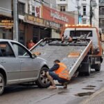 Veículo quebra na Avenida Oceânica e expõe negligência da Prefeitura de Guarapari com obras paralisadas